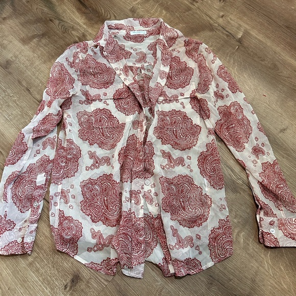 EQUIPMENT Femme Blouse in red and cream paisley design - Size Medium - Picture 5 of 9